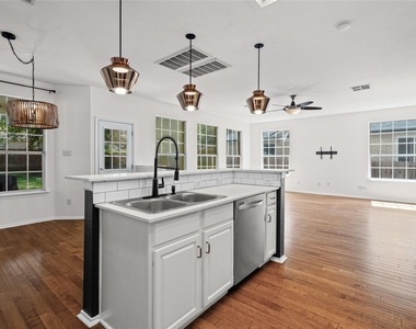 10605 Lindshire Ln - Photo Thumbnail 12