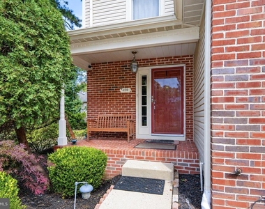 400 Williamsburg Court - Photo Thumbnail 2