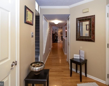 400 Williamsburg Court - Photo Thumbnail 5