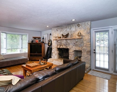 400 Williamsburg Court - Photo Thumbnail 12