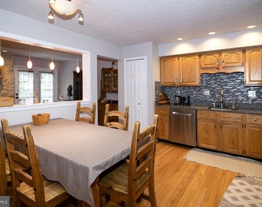 400 Williamsburg Court - Photo Thumbnail 9