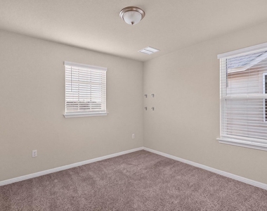 213 Yoakum St - Photo Thumbnail 20