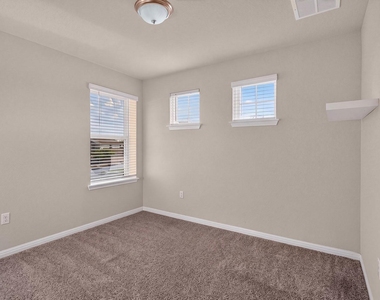213 Yoakum St - Photo Thumbnail 7