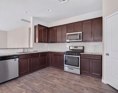213 Yoakum St - Photo Thumbnail 11