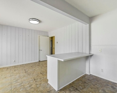 2323 Hartford Rd - Photo Thumbnail 11