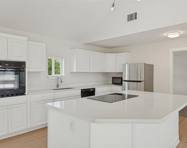 196 Tobias St - Photo Thumbnail 9
