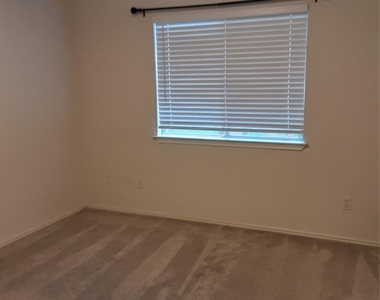 1204 Orchard Park Cir - Photo Thumbnail 10