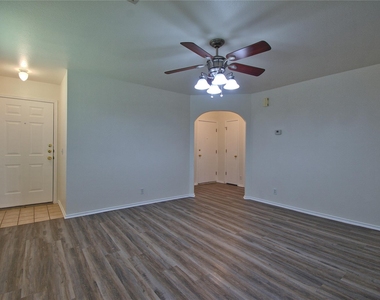 16418 Hamilton Point Cir - Photo Thumbnail 4