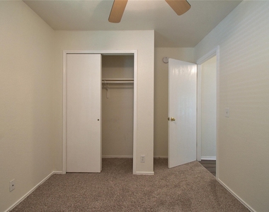 16418 Hamilton Point Cir - Photo Thumbnail 10