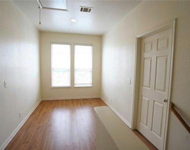 712 Franklin Blvd - Photo Thumbnail 4