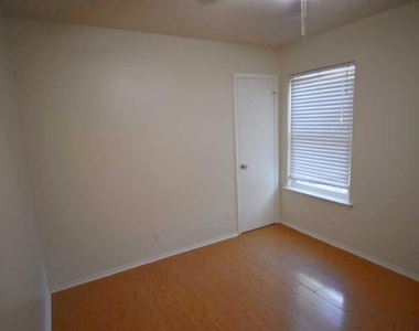 3319 Dolphin Dr - Photo Thumbnail 15