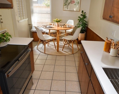 3319 Dolphin Dr - Photo Thumbnail 5