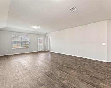 117 Freedom Park Ave - Photo Thumbnail 6