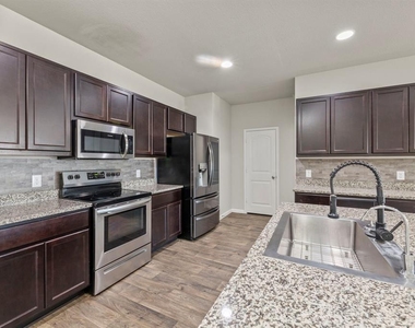 117 Freedom Park Ave - Photo Thumbnail 7