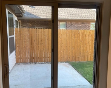 2500 Forest Creek Dr - Photo Thumbnail 12