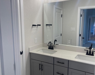 2500 Forest Creek Dr - Photo Thumbnail 18