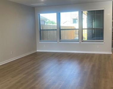 2500 Forest Creek Dr - Photo Thumbnail 4