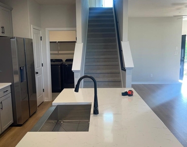 2500 Forest Creek Dr - Photo Thumbnail 8