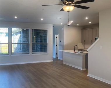 2500 Forest Creek Dr - Photo Thumbnail 3