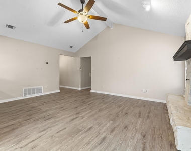 2401 Lasso Dr - Photo Thumbnail 8