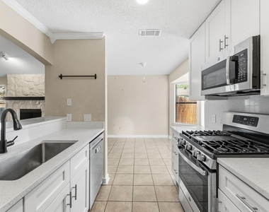 2401 Lasso Dr - Photo Thumbnail 16