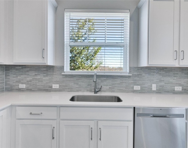1015 Vista View Dr - Photo Thumbnail 3
