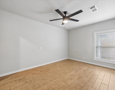 2717 Parker Ln - Photo Thumbnail 10