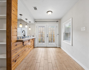 2717 Parker Ln - Photo Thumbnail 4