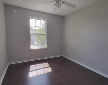 2525 Haywood Estates Lane - Photo Thumbnail 10