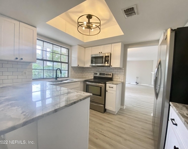 104 Coral Court - Photo Thumbnail 7
