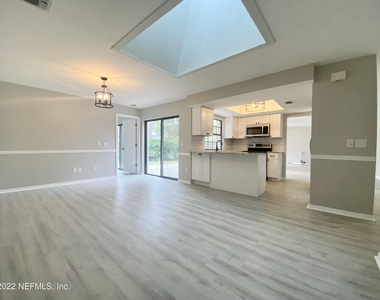 104 Coral Court - Photo Thumbnail 10