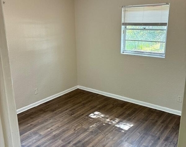 4520 Bessie Circle W - Photo Thumbnail 13
