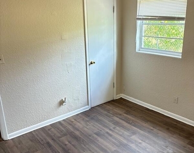 4520 Bessie Circle W - Photo Thumbnail 3