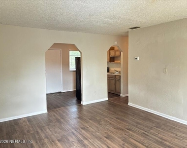 4520 Bessie Circle W - Photo Thumbnail 4