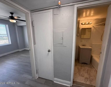 311 W Ashley Street - Photo Thumbnail 4