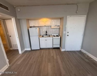 311 W Ashley Street - Photo Thumbnail 8
