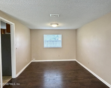 11947 Pequots Lane - Photo Thumbnail 5