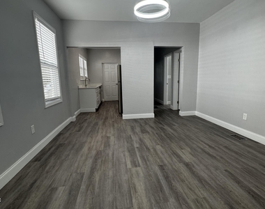 2805 College Street - Photo Thumbnail 2