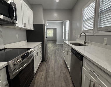 2805 College Street - Photo Thumbnail 5