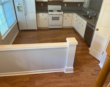 2010 Whitestone Place - Photo Thumbnail 4