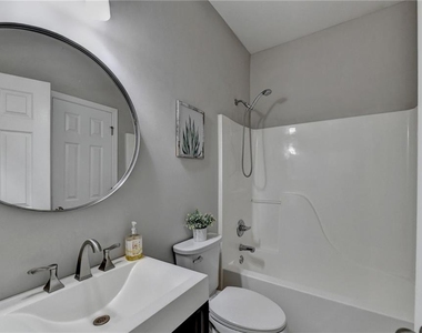 7040 Silk Tree Pointe - Photo Thumbnail 8