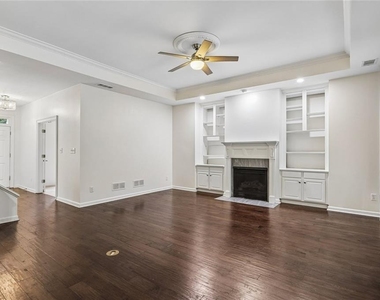 225 W Brookhollow Court - Photo Thumbnail 5