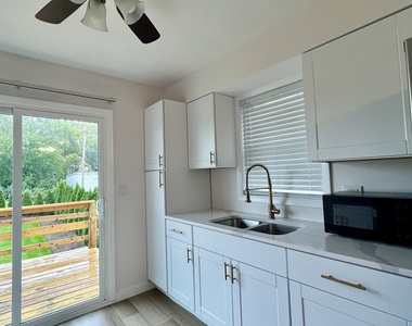 821 Belle Plaine Avenue - Photo Thumbnail 7