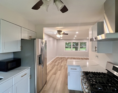 821 Belle Plaine Avenue - Photo Thumbnail 6
