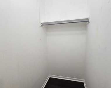 2250 N Lincoln Avenue - Photo Thumbnail 2