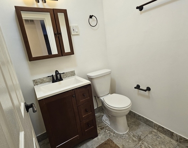 2250 N Lincoln Avenue - Photo Thumbnail 4
