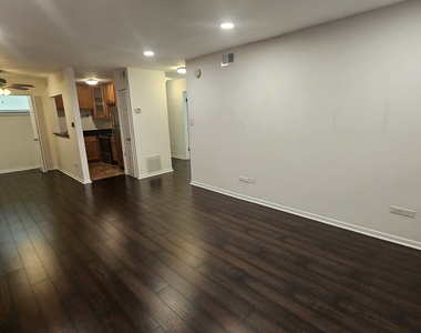 2250 N Lincoln Avenue - Photo Thumbnail 11