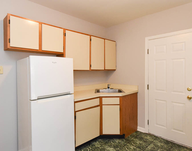 5744 N Winthrop Avenue - Photo Thumbnail 2