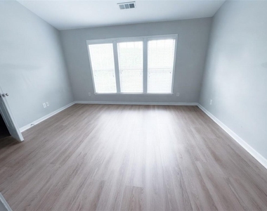 1108 Thornborough Drive - Photo Thumbnail 12