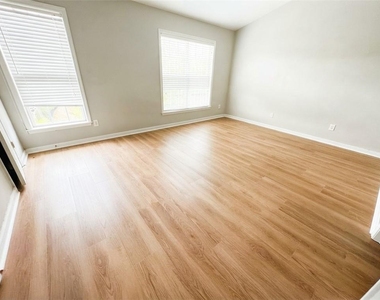 1108 Thornborough Drive - Photo Thumbnail 8